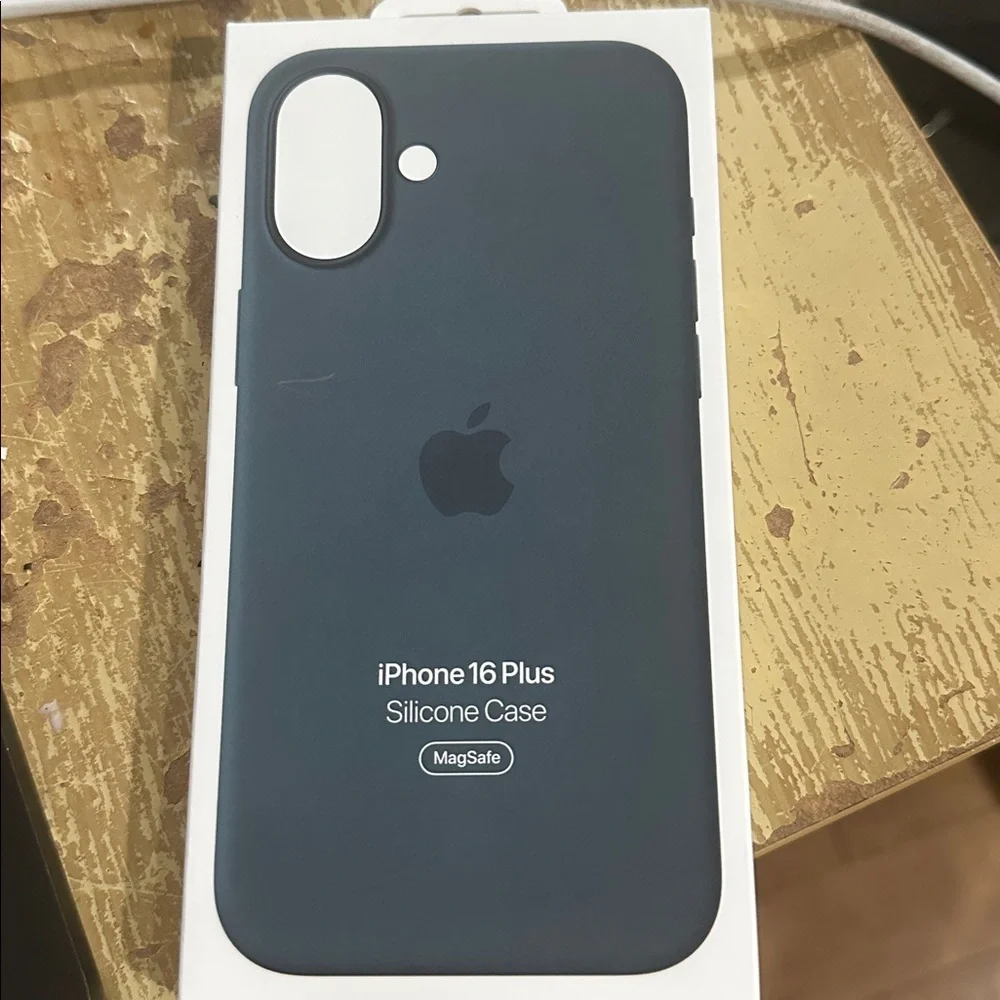 NIB Apple Silicone Case with MagSafe for iPhone 16 Plus -- lake green